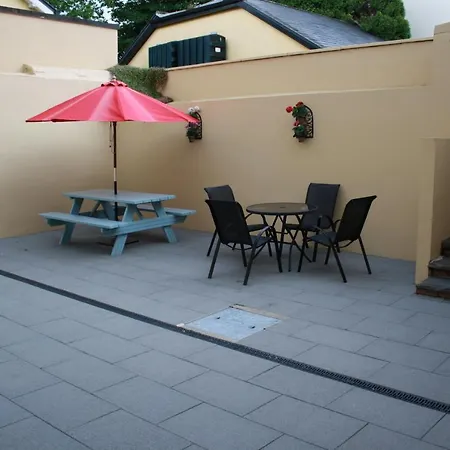 Luxury Townhouse -Free Private Parking- 2 Bedrooms Both En-Suite -Sleeps 5 - Fully Equipped Kitchen, Dining Room- Living Room With Tv Dvd Outside Courtyard With Seating - Fast Wi-Fi- 2-Minute Walk To Town Centre Дом отдыха Килларни