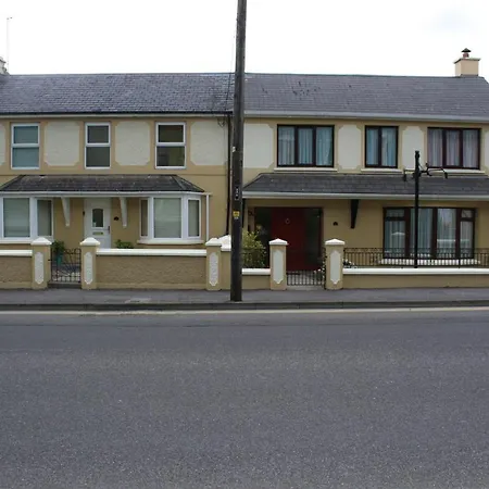 Luxury Townhouse -Free Private Parking- 2 Bedrooms Both En-Suite -Sleeps 5 - Fully Equipped Kitchen, Dining Room- Living Room With Tv Dvd Outside Courtyard With Seating - Fast Wi-Fi- 2-Minute Walk To Town Centre Killarney