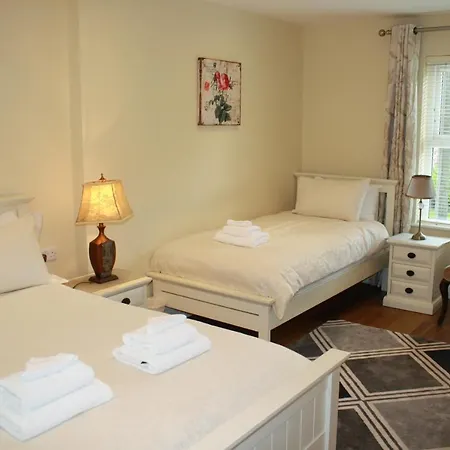 Luxury Townhouse -Free Private Parking- 2 Bedrooms Both En-Suite -Sleeps 5 - Fully Equipped Kitchen, Dining Room- Living Room With Tv Dvd Outside Courtyard With Seating - Fast Wi-Fi- 2-Minute Walk To Town Centre Килларни