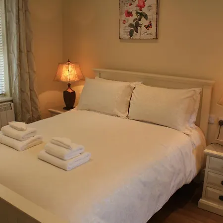 Holiday home Luxury Townhouse -Free Private Parking- 2 Bedrooms Both En-Suite -Sleeps 5 - Fully Equipped Kitchen, Dining Room- Living Room With Tv Dvd Outside Courtyard With Seating - Fast Wi-Fi- 2-Minute Walk To Town Centre