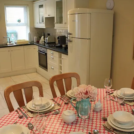 Luxury Townhouse -Free Private Parking- 2 Bedrooms Both En-Suite -Sleeps 5 - Fully Equipped Kitchen, Dining Room- Living Room With Tv Dvd Outside Courtyard With Seating - Fast Wi-Fi- 2-Minute Walk To Town Centre