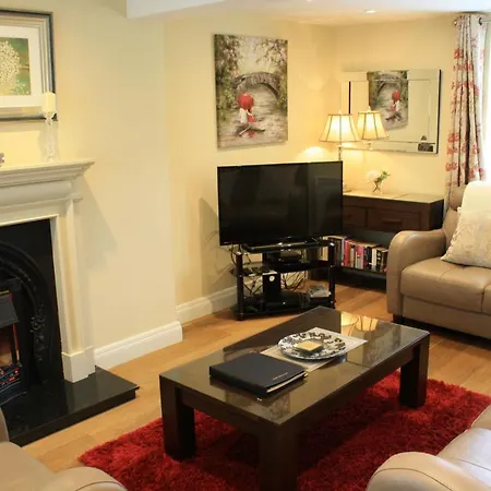 Luxury Townhouse -Free Private Parking- 2 Bedrooms Both En-Suite -Sleeps 5 - Fully Equipped Kitchen, Dining Room- Living Room With Tv Dvd Outside Courtyard With Seating - Fast Wi-Fi- 2-Minute Walk To Town Centre Holiday home Killarney