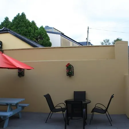 Luxury Townhouse -Free Private Parking- 2 Bedrooms Both En-Suite -Sleeps 5 - Fully Equipped Kitchen, Dining Room- Living Room With Tv Dvd Outside Courtyard With Seating - Fast Wi-Fi- 2-Minute Walk To Town Centre Holiday home Killarney