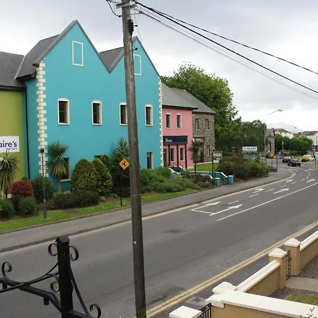 Luxury Townhouse -Free Private Parking- 2 Bedrooms Both En-Suite -Sleeps 5 - Fully Equipped Kitchen, Dining Room- Living Room With Tv Dvd Outside Courtyard With Seating - Fast Wi-Fi- 2-Minute Walk To Town Centre Holiday home Killarney