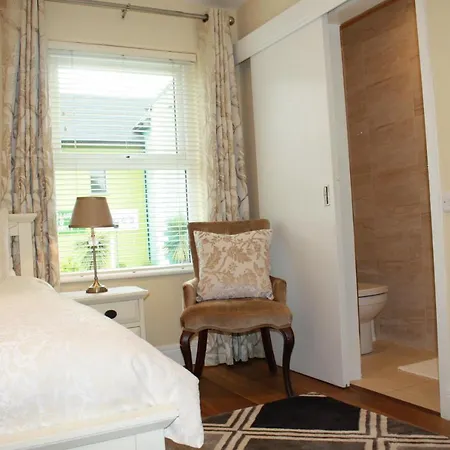 Luxury Townhouse -Free Private Parking- 2 Bedrooms Both En-Suite -Sleeps 5 - Fully Equipped Kitchen, Dining Room- Living Room With Tv Dvd Outside Courtyard With Seating - Fast Wi-Fi- 2-Minute Walk To Town Centre Holiday home *
