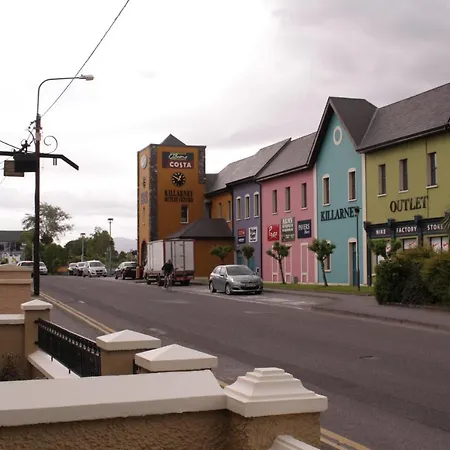 Luxury Townhouse -Free Private Parking- 2 Bedrooms Both En-Suite -Sleeps 5 - Fully Equipped Kitchen, Dining Room- Living Room With Tv Dvd Outside Courtyard With Seating - Fast Wi-Fi- 2-Minute Walk To Town Centre Holiday home *