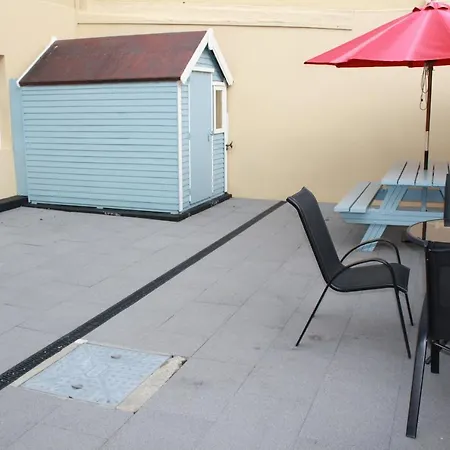 Luxury Townhouse -Free Private Parking- 2 Bedrooms Both En-Suite -Sleeps 5 - Fully Equipped Kitchen, Dining Room- Living Room With Tv Dvd Outside Courtyard With Seating - Fast Wi-Fi- 2-Minute Walk To Town Centre Holiday home *