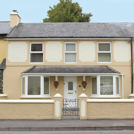 Luxury Townhouse -Free Private Parking- 2 Bedrooms Both En-Suite -Sleeps 5 - Fully Equipped Kitchen, Dining Room- Living Room With Tv Dvd Outside Courtyard With Seating - Fast Wi-Fi- 2-Minute Walk To Town Centre
